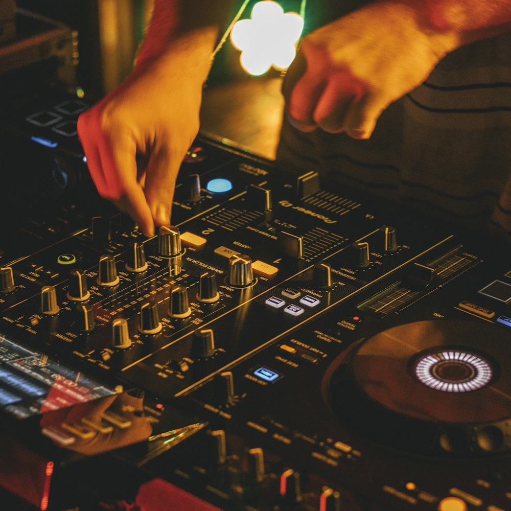 Mixer DJ dan piringan hitam